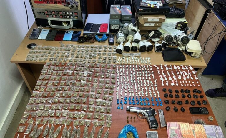 Autoridades arrestan a 16 personas y confiscan drogas en Santiago