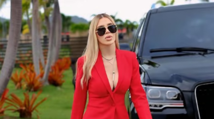 Esposa del Chapo Guzmán debuta como modelo en video musical