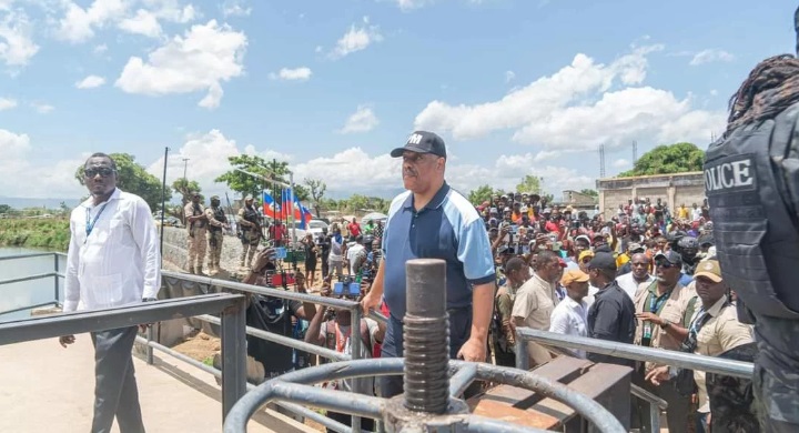 Primer ministro de Haití visita canal en el Río Masacre «para ver, escuchar y entender»