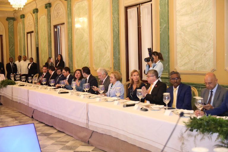 Presidente Abinader comparte logros y avances del sistema de contrataciones públicas con cuerpo diplomático