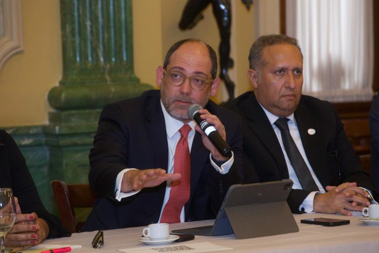 Gobierno continúa el diálogo y celebra reunión con abogados para tratar reforma constitucional