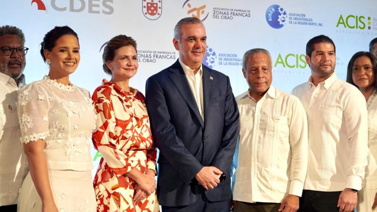 Reportaje- Un día después de juramentación presidente inicia recorridos y contactos en barrios y municipios RD