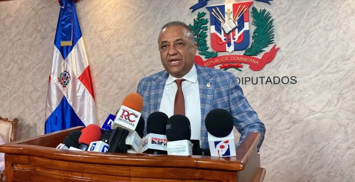 Diputado sugiere reducir de 32 a 10 los senadores y gobernadores provinciales