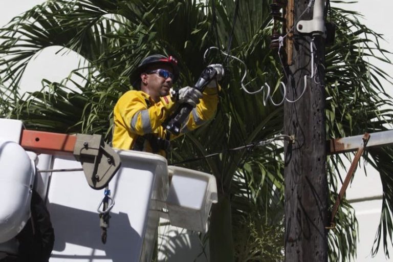 Restablecen el 96 % del servicio eléctrico en Puerto Rico tras apagones por Ernesto