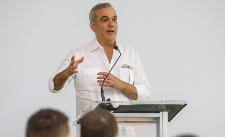 Abinader asegura seguirá escuchando a todos los sectores para solución problemas de la gente