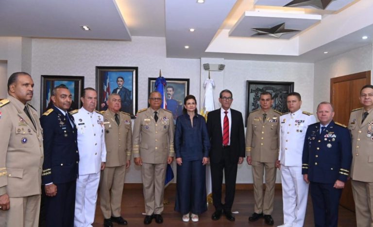 Raquel Peña posesiona  al nuevo ministro de Defensa, Fernández Onofre