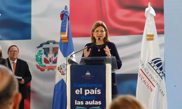 Raquel Peña da inicio al año escolar en Santiago: “Comienza una nueva etapa de aprendizaje”