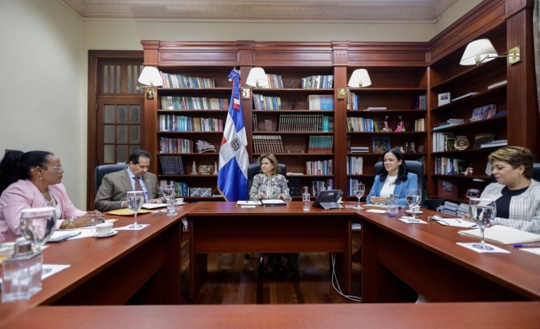 Vicepresidenta y ministro de Salud dialogan con gremios de salud mejoras salariales y laborales