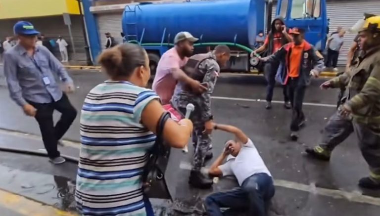 Policía golpea a periodistas durante incendio en el Mercado Modelo de Santiago de los Caballeros