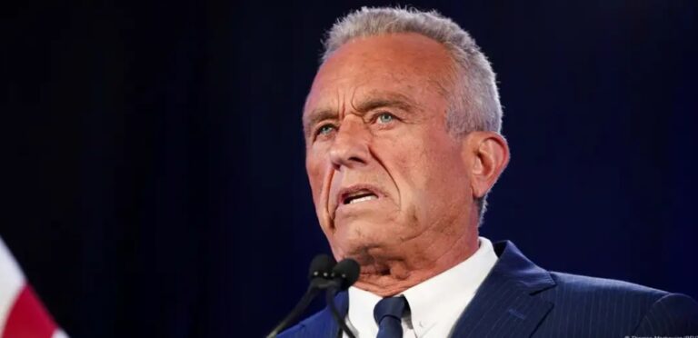Robert F. Kennedy Jr suspende su campaña y apoya a Trump