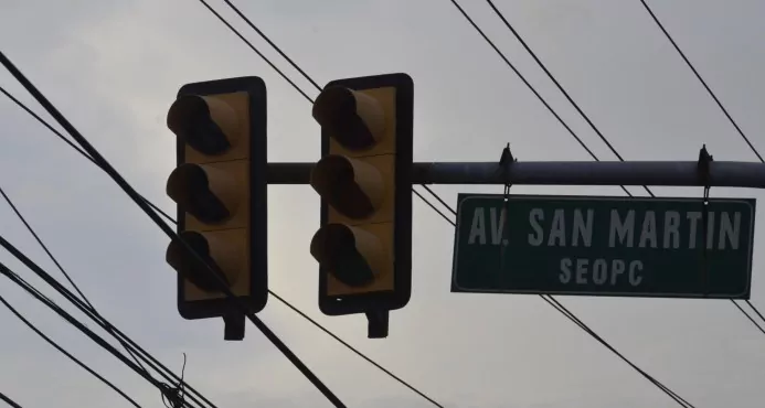 Pese a lo dicho por Intrant semáforos de la capital siguen pestañeando o están pagados