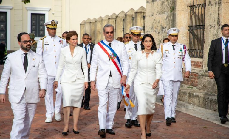 Presidente asiste a Te Deum y deposita ofrenda floral por 161 aniversario de la Restauración