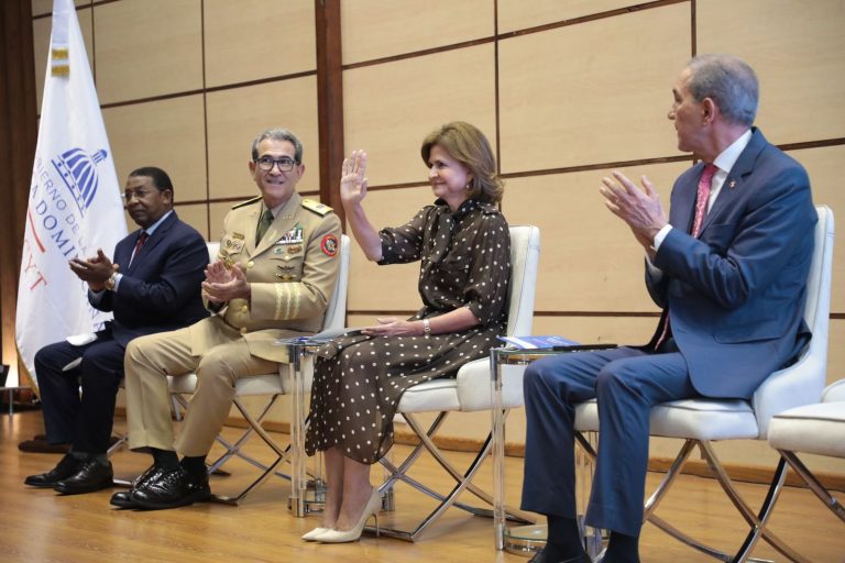 Vicepresidenta pide a todos los sectores de la sociedad trabajar junto al gobierno en la promoción de la ciencia y la tecnología