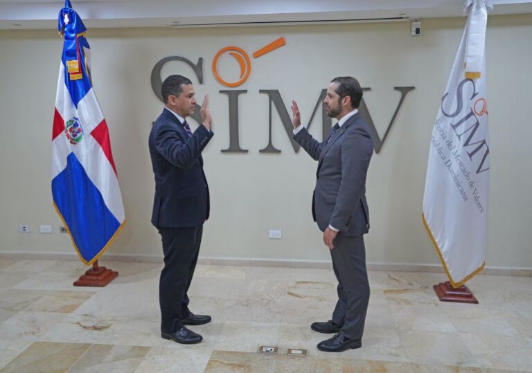Julián Serulle Roa es designado y juramentado como Intendente del Mercado de Valores