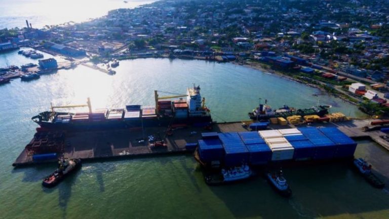 Llega a Puerto Plata una embarcación con un pescador muerto y otro en estado delicado