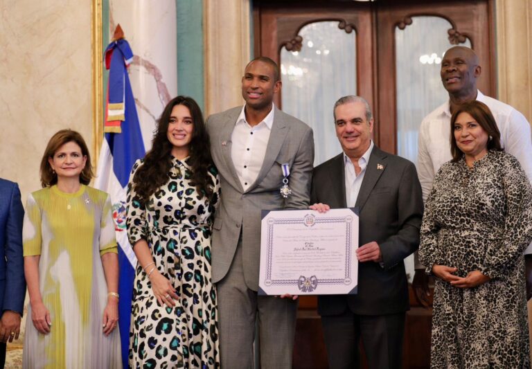 Abinader condecora con la Orden del Mérito de Duarte, Sánchez y Mella en el Grado de Caballero al destacado baloncestista dominicano Al Horford