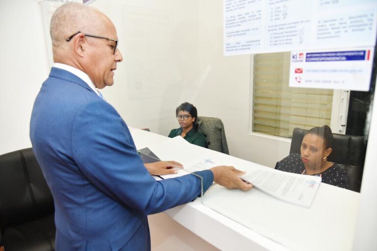 Adocco pide a Indotel revocar concesión de canales 7 y 21 de Antena Latina controlados por extranjeros