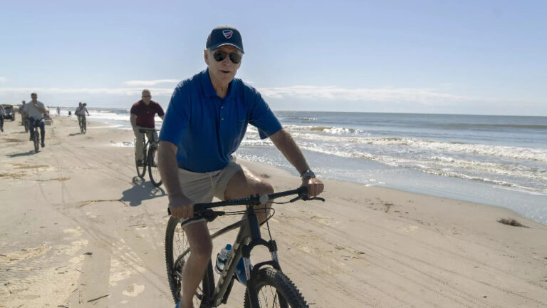 Calculan que Biden está de vacaciones el 40% de su mandato presidencial