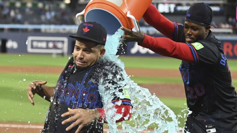 Clase conecta el primer jonrón de su carrera y Azulejos eliminan a Medias Rojas
