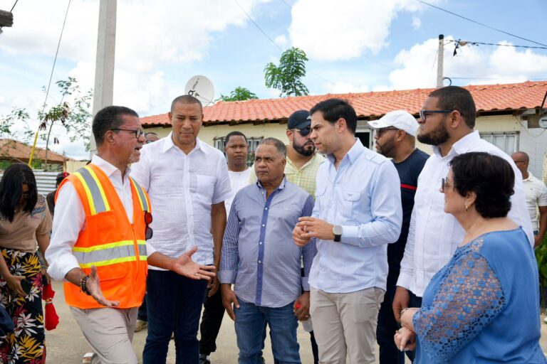 Roberto Ángel supervisa construcción proyecto habitacional comunitario en Villa Guerrero, de El Seibo