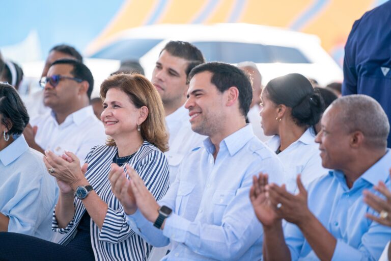 Vicepresidenta Raquel Peña entrega 50 eco-viviendas junto a director del Propeep, Roberto Ángel Salcedo 