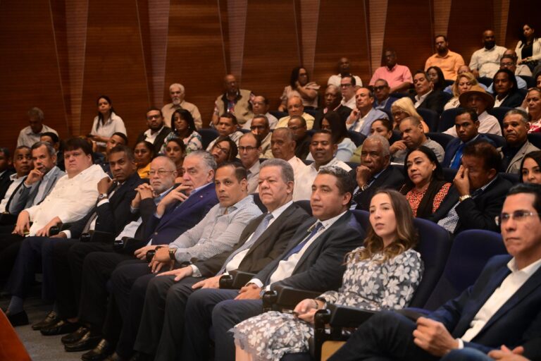 Leonel participa en Santiago en conferencia sobre comunicación política dictada por Javier del Rey Morató