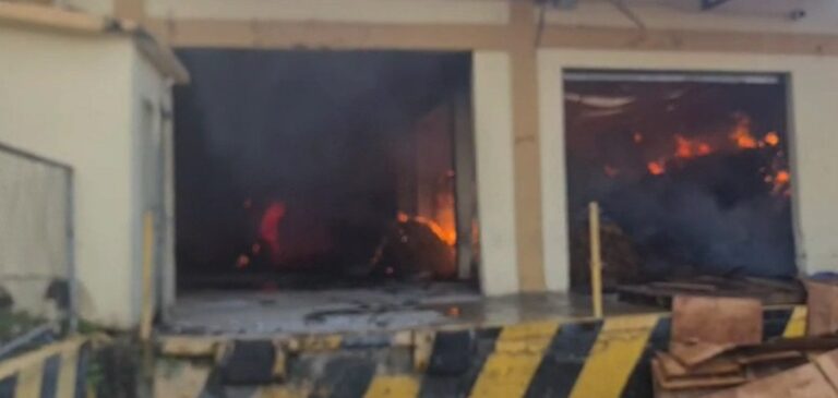 Incendio destruye cuatro naves en la zona franca de Moca
