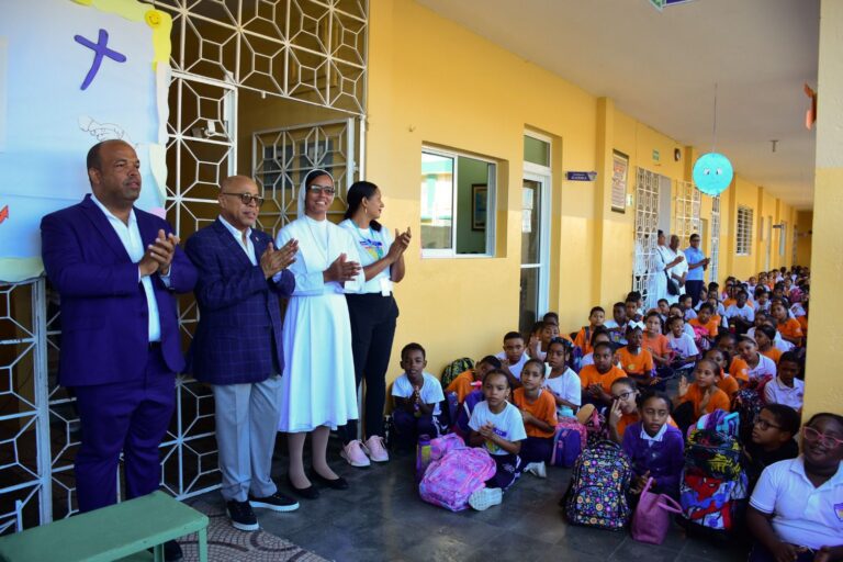 Pacheco se compromete a mediar con autoridades del MINERD para construcción de pabellón en Cristo Rey