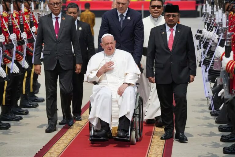 Policía de Indonesia arresta a siete que planeaban atentar contra papa Francisco