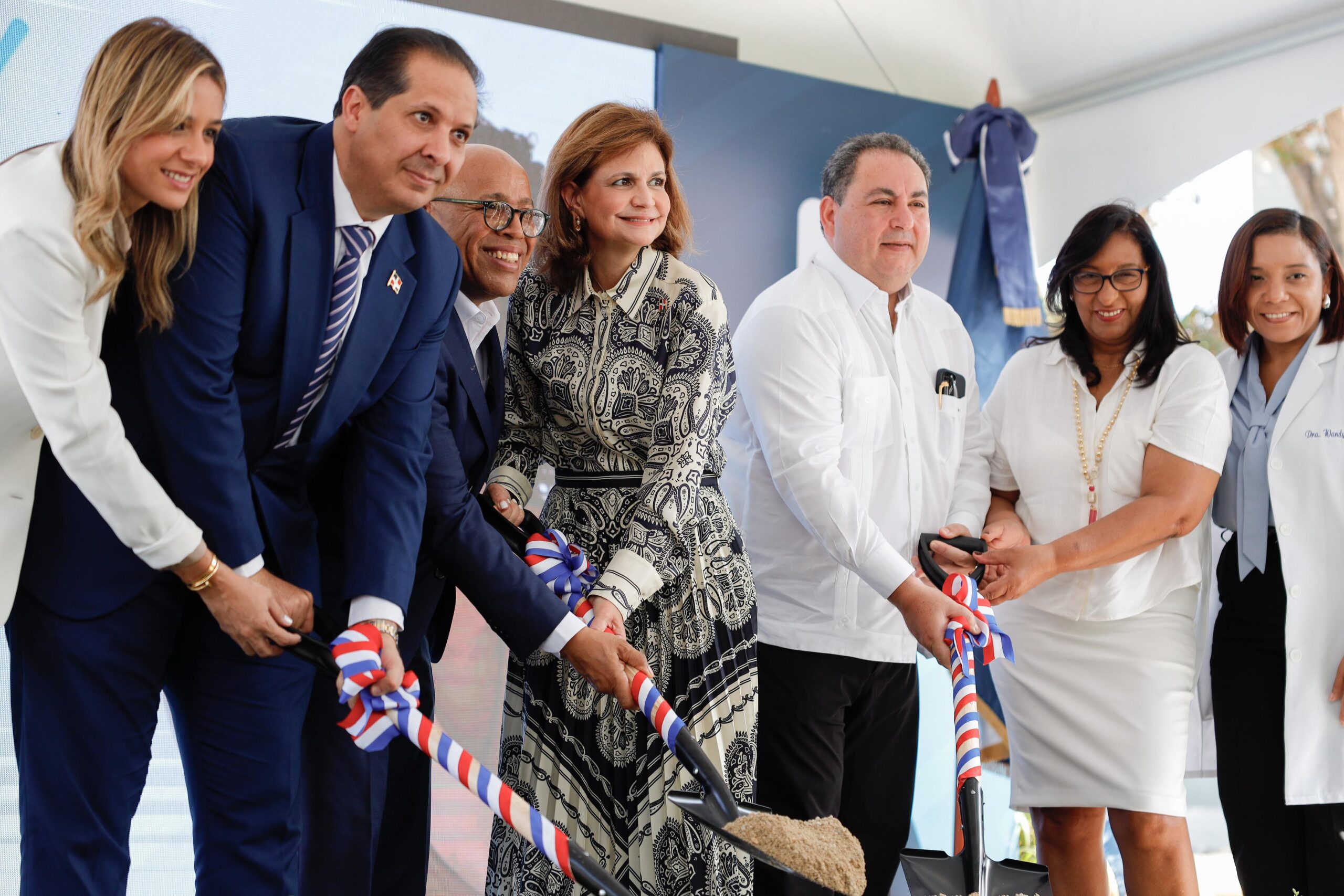 Raquel Peña da inicio a la construcción de nueva unidad de quemados en el Hospital Robert Reid