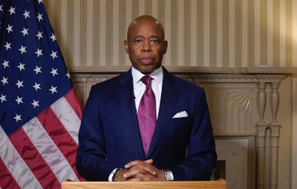 Fiscalía federal dice alcalde de NY, Eric Adams, abusó de sus cargos públicos