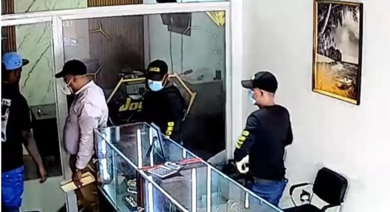 Con indumentarias de la DNCD atracadores se llevan ocho millones de pesos en prendas en joyería de Barahona