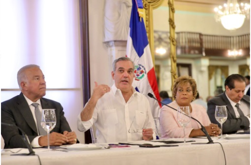 Presidente Abinader anuncia importantes obras viales, deportivas y de saneamiento en el GSD y el DN