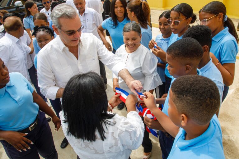 Presidente Abinader inaugura liceo, carretera, así como un muelle turístico y pesquero en Miches; también escuela básica en SPM