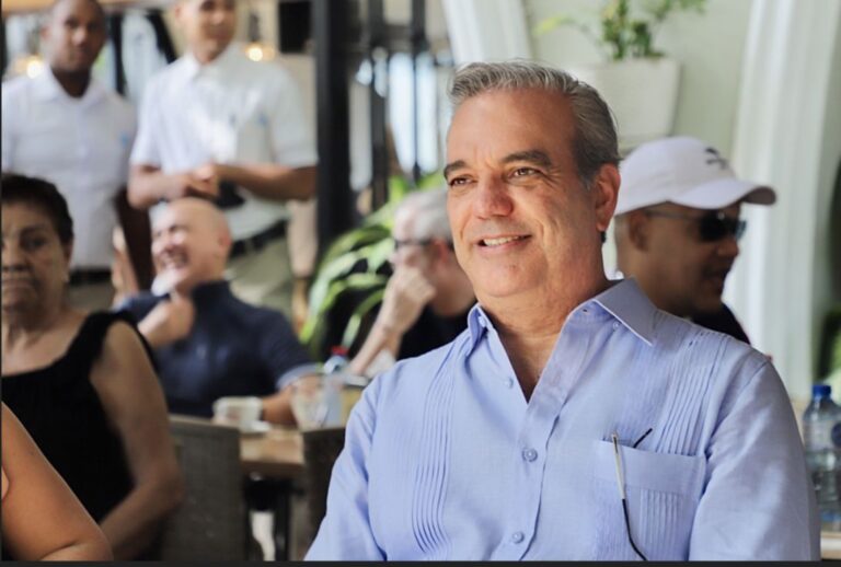 Reportaje- Abinader encabeza graduación primeros agentes reforma policial, advierte el país le observará