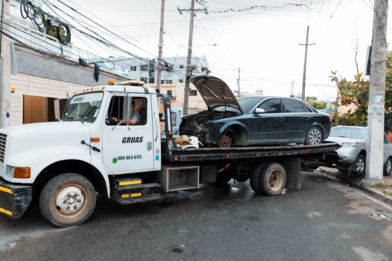 ADN cierra bancas que ocupaban aceras, retira chatarras y clausura taller en Ensanche Quisqueya
