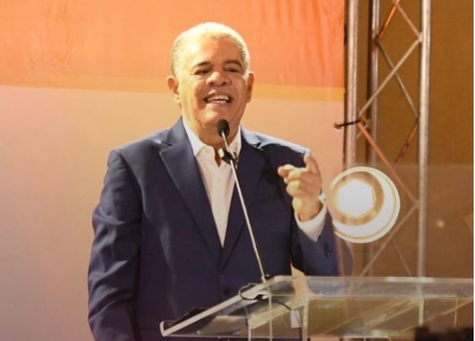 Amarante Baret pide renuncia de los funcionarios que prepararo la reforma tributaria