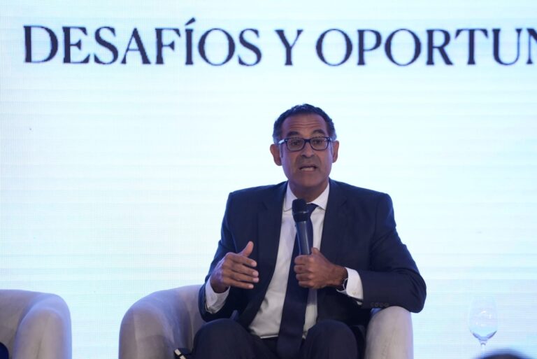 Aristy Escuder propone compensar la recaudación de impuestos con una buena política de gastos públicos