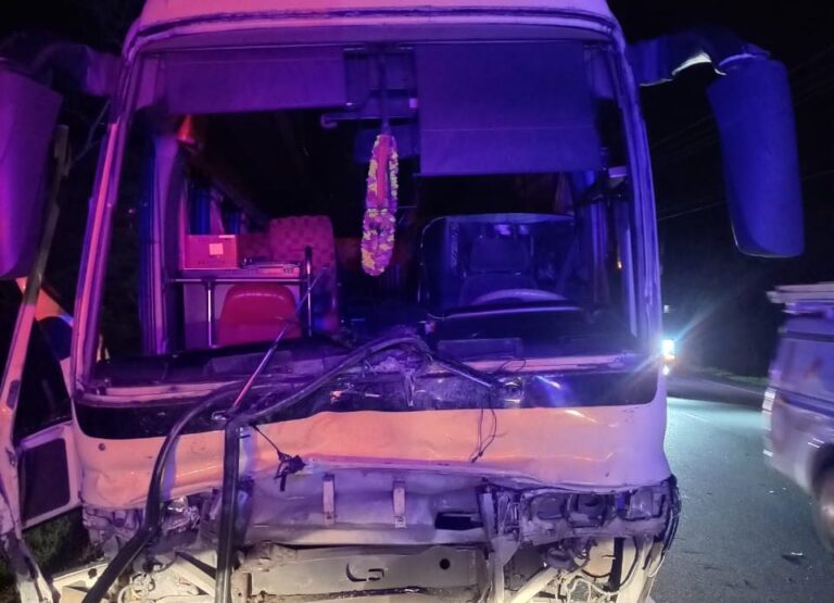 Triple choque en Azua deja tres muertos y un herido