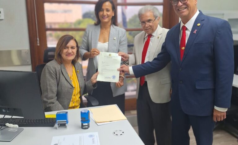 CMD deposita ante Congreso proyecto de ley para despenalizar actos médicos sin intención de causar daño