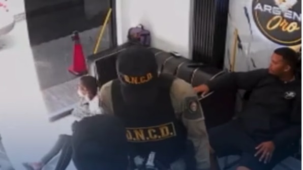 Delincuentes vestidos como agentes de la DNCD atracan una joyería en SDE