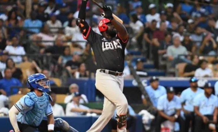 Con cuadrangulares de Pimentel Escogido derrota al Licey