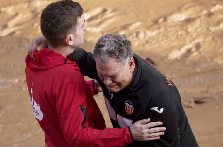 Reportaje- Damnificados aperrean de Valencia al Rey, la Reyna y al presidente de España