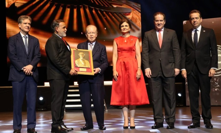 Comerciantes federados entregan reconocimiento a Pepín Corripio y otras destacadas personalidades