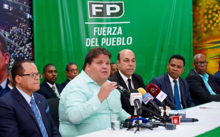 Carlos Pimentel ahora podrá licitar y fiscalizar sus propias licitaciones, advierte la Fuerza del Pueblo