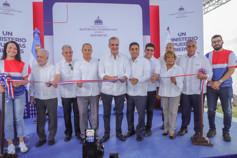 Presidente Abinader entrega 227 apartamentos en Sabana Perdida