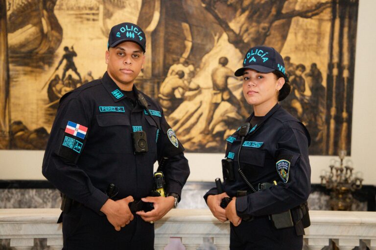 Los nuevos uniformes de la Policía tendrán código QR y cámara para grabar todo