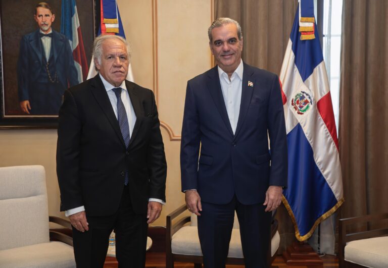 Presidente Abinader recibe en el Palacio Nacional al secretario general de la OEA, Luis Almagro