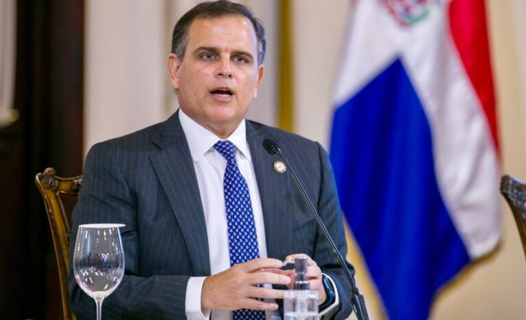 Reforma fiscal plantea aumento de un 50% al salario mínimo del sector público