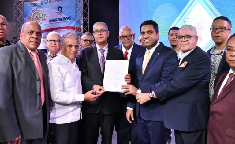 Ministro de Deportes, Kelvin Cruz, aporta dos millones de pesos para remodelar casa club de la ACDS